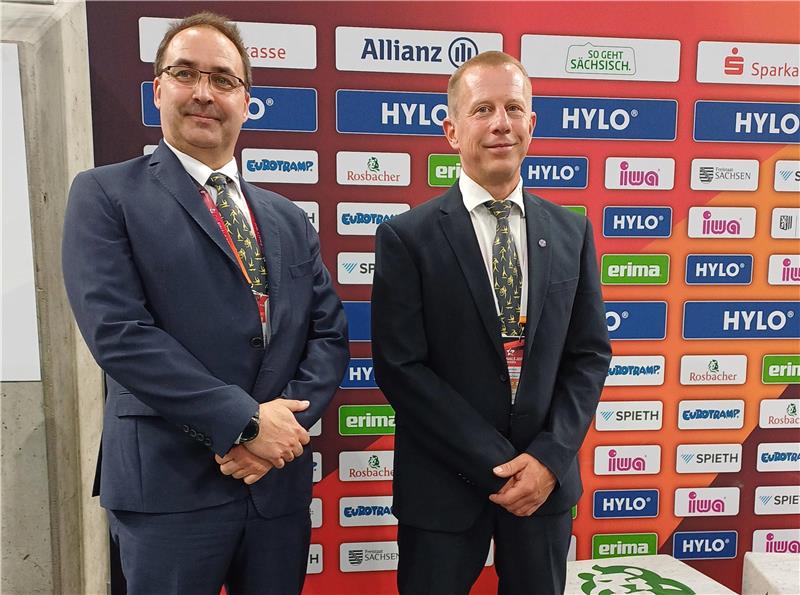 Die Okeraner Carsten Jeschke (l.) und Christoph Kunze sind als Kampfrichter bei den „Finals“ in Dresden dabei.