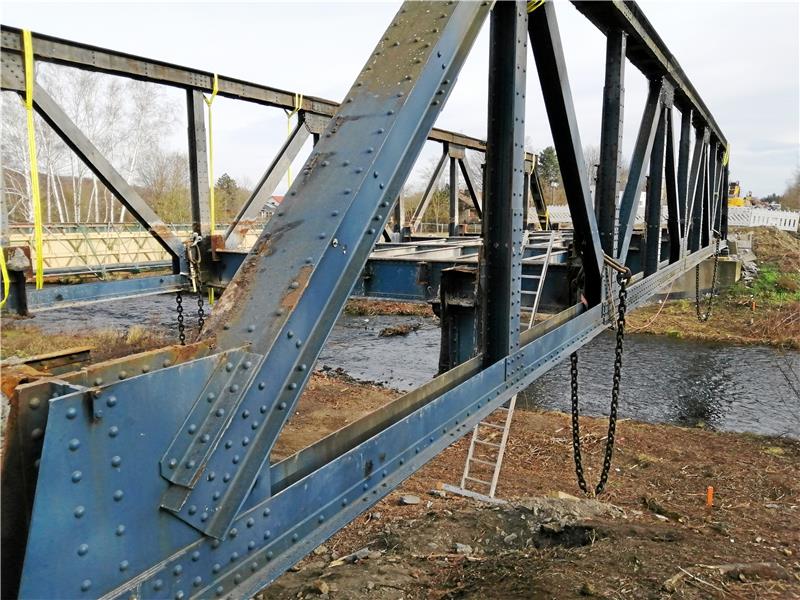 Die Okerbrücke wird am Donnerstag von einem Kran ausgehoben. Foto: Hohaus