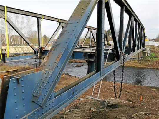 Die Okerbrücke wird am Donnerstag von einem Kran ausgehoben. Foto: Hohaus