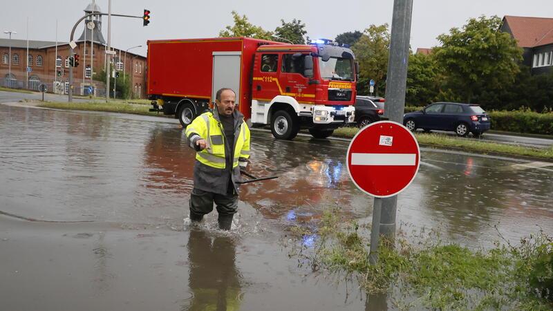 Regen überflutet Straßen und führt zu zahlreichen Sperrungen Die Okerkreuzung war nach dem Wolkenbruch erst einmal überflutet. Gut, wer Watstiefel in der Ausrüstung hat.