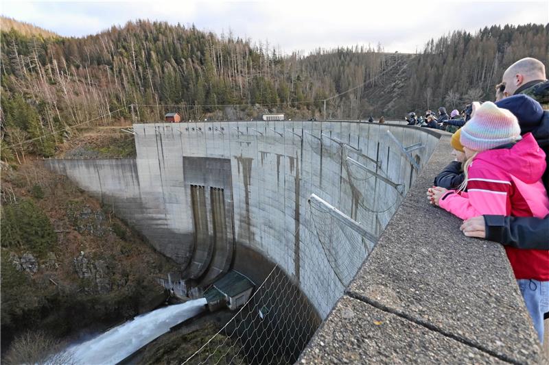 Die Okertalsperre am Donnerstag: Das Wasser fließt nur noch über den Grundablass in die Oker, aber nicht mehr über die Hochwasserentlastung.  Fotos: Neuendorf