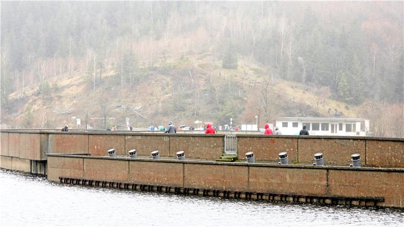 Pegelstände an Harzer Talsperren sinken weiter Die Okertalsperre am Montag: An der Staumauer sind die Ventile der Hochwasserentlastung zu sehen, auf der anderen Seite der Mauer fließen die Wassermassen in die Oker. Foto: Neuendorf