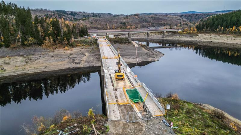 Die Okertalsperre, im Vordergrund ist die Bramkebrücke zu sehen, die abgerissen werden soll, im November: Die Wintermonate waren zu trocken. Der Stausee ist derzeit nur zu 48 Prozent gefüllt.
