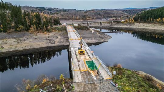 Die Okertalsperre, im Vordergrund ist die Bramkebrücke zu sehen, die abgerissen werden soll, im November: Die Wintermonate waren zu trocken. Der Stausee ist derzeit nur zu 48 Prozent gefüllt.
