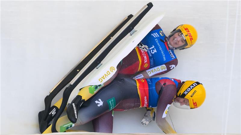 Die Olympia-Starterinnen Dajana Eitberger (r) und Magdalena Matschina stürzten beim Weltcup in Oberhof.  