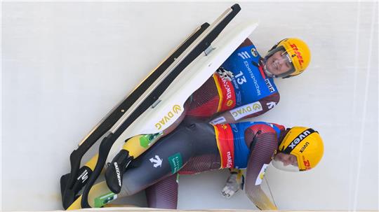 Die Olympia-Starterinnen Dajana Eitberger (r) und Magdalena Matschina stürzten beim Weltcup in Oberhof.  