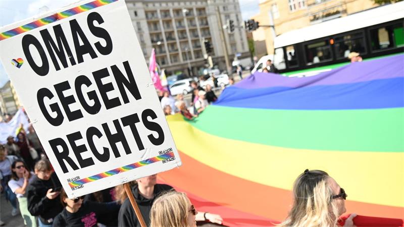 Zehntausende demonstrieren gegen Rechtsextremismus Die „Omas gegen Rechts“ waren in mehreren Städten dabei.