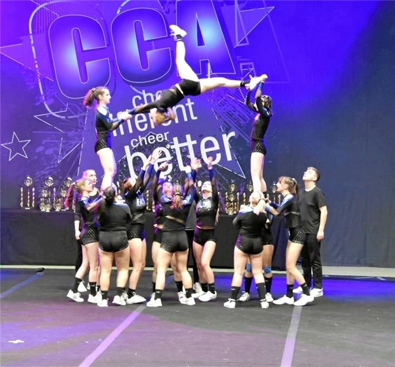 Falcons-Cheerleader feiern starkes Debüt bei German Masters Die Onyx Falcons können bei den Stunts aufgrund zweier fehlender Cheerleader nicht ihr volles Potenzial abrufen. Der sogenannte Spotter rechts greift nur ein, wenn etwas schiefgeht. Foto: Privat