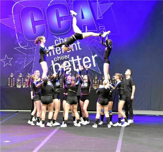 Die Onyx Falcons können bei den Stunts aufgrund zweier fehlender Cheerleader nicht ihr volles Potenzial abrufen. Der sogenannte Spotter rechts greift nur ein, wenn etwas schiefgeht. Foto: Privat