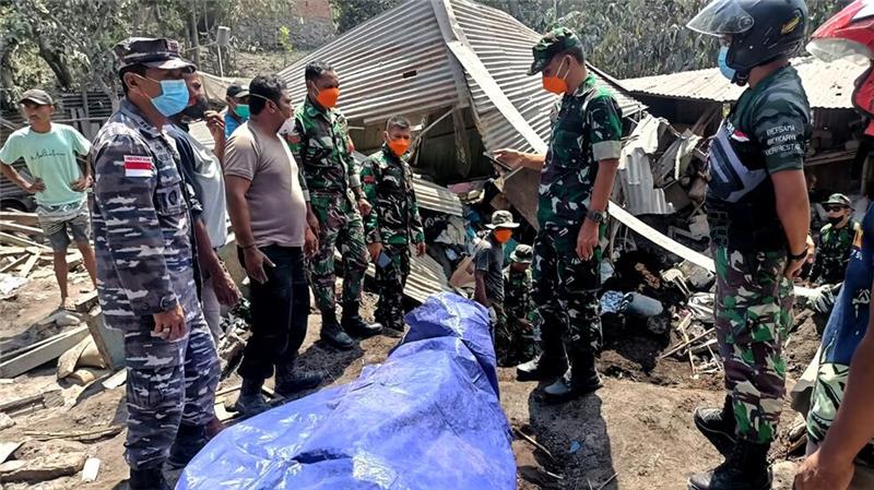 Tausende Evakuierungen nach Vulkanausbruch in Indonesien Die Opfer waren von ihren brennenden Häusern begraben worden.