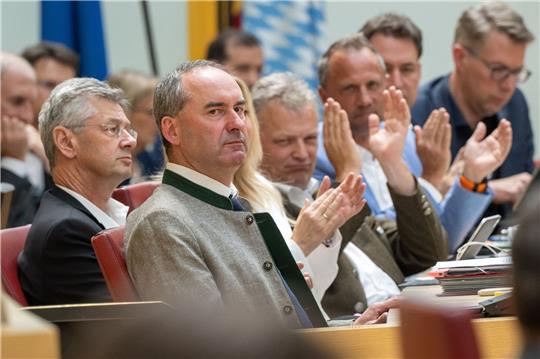 Die Opposition im bayerischen Landtag fordert den Rausschmiss von Hubert Aiwanger (M, Freie Wähler).