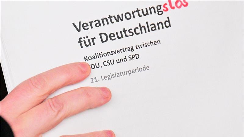 Union und SPD machen Weg für gemeinsame Regierung frei Die Opposition lässt kein gutes Haar am Koalitionsvertrag.
