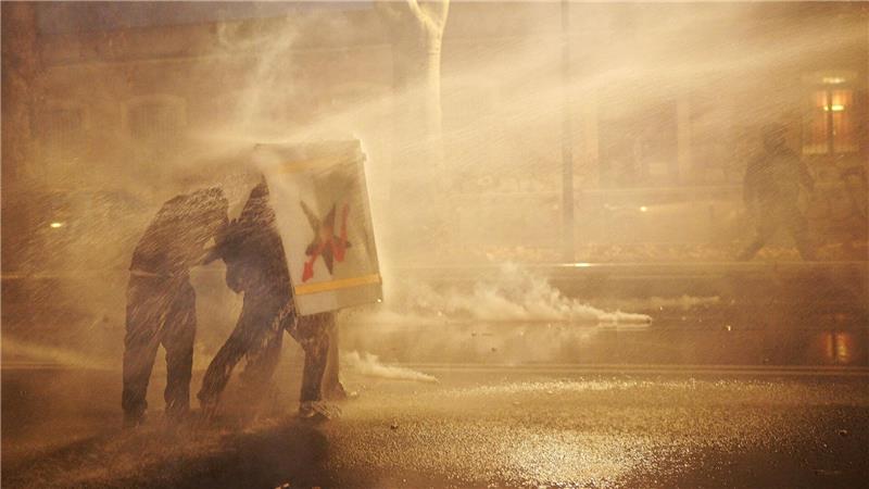 Die Ordnungskräfte setzten Tränengas und Wasserwerfer ein.