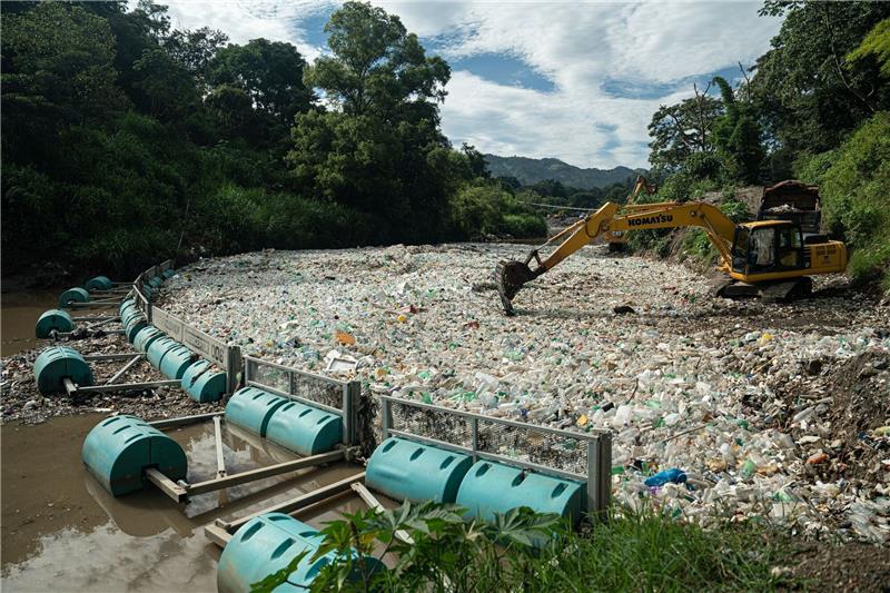 Ocean Cleanup fischt Plastikmüll aus dem Wasser Die Organisation The Ocean Cleanup holt Müll aus dem Fluss Las Vacas in Guatemala.