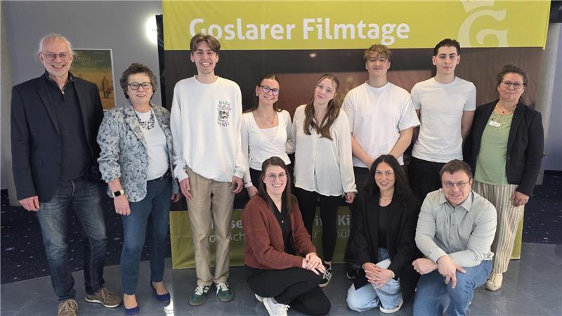 Gruppe von elf Personen vor gelbem Banner mit Schriftzug 'Goslarer Filmtage'.