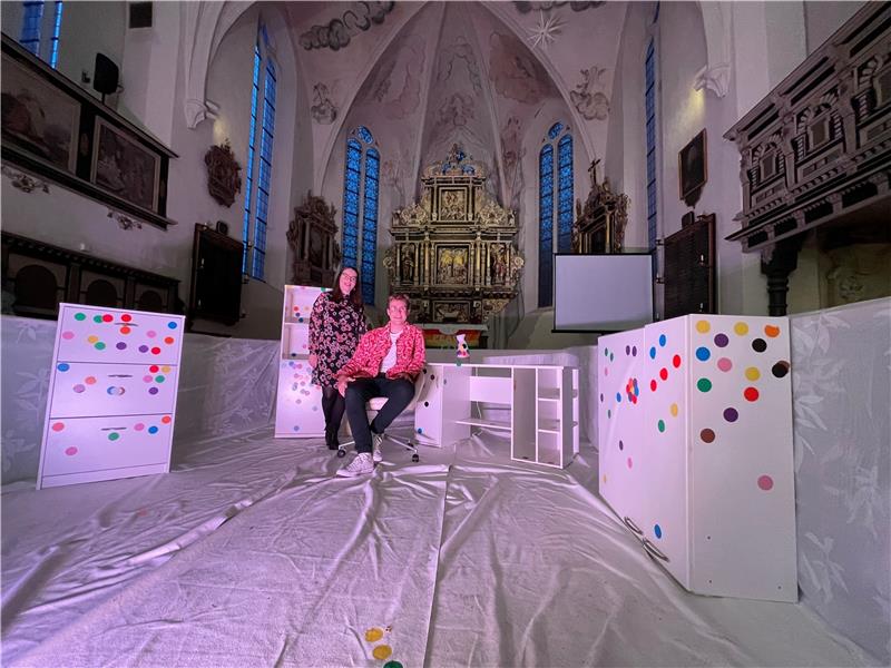 Kunstprojekt sorgt für Farbenspiele in Hornburgs Marienkirche Die Organisatoren des Projekts – Steffi Baaske und Paul Eggers – lassen von den Besuchern weiße Möbel vorm Altarraum mit farbigen Punkten verzieren. Foto: Gereke