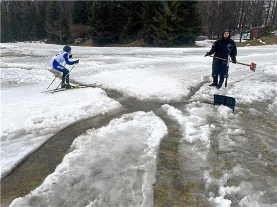 Die Organisatoren des Schülercups im Langlauf hatten am Wochenende auf Sonnenberg mit den Wassermassen zu kämpfen. Foto: Privat