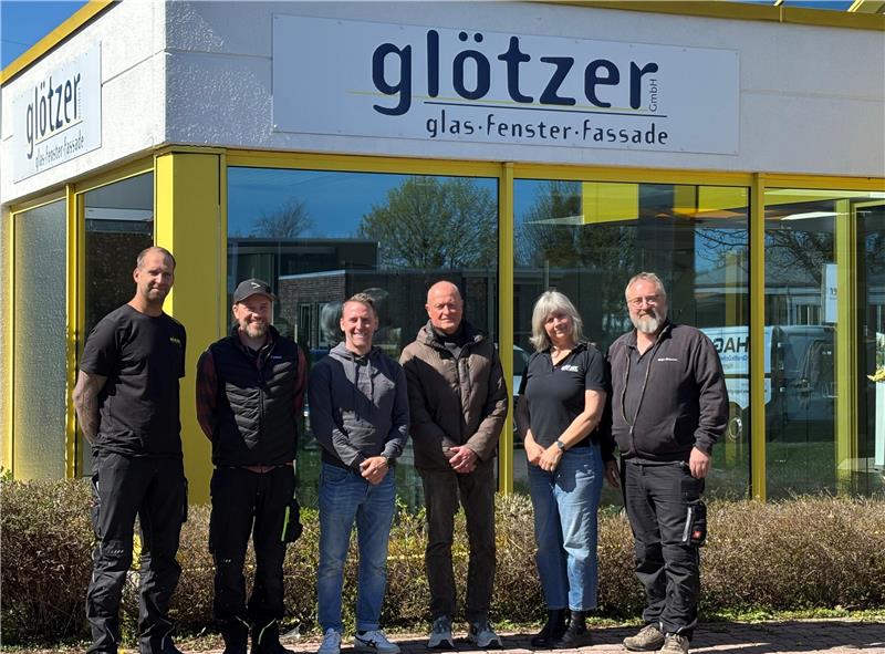 Die Organisatoren und Aussteller der Hausmesse auf einen Blick (v.l.): Marcel Schwarz und Schornsteinfegermeister und Energieberater Christoph Miehe (Miehe Schornsteinbau), Marco Schmidt von regioWerk (PV und Wärmepumpen), Thomas und Astrid Glötzer (Glas, Fenster, Sonnenschutz) sowie Holger Straumann (Solarthermie und mehr).