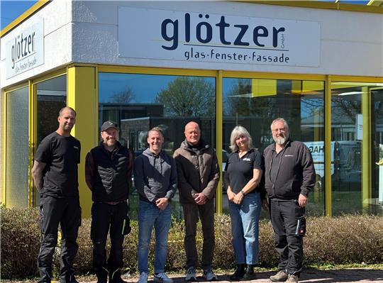 Die Organisatoren und Aussteller der Hausmesse auf einen Blick (v.l.): Marcel Schwarz und Schornsteinfegermeister und Energieberater Christoph Miehe (Miehe Schornsteinbau), Marco Schmidt von regioWerk (PV und Wärmepumpen), Thomas und Astrid Glötzer (Glas, Fenster, Sonnenschutz) sowie Holger Straumann (Solarthermie und mehr).