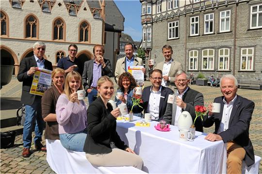 Die Organisatoren und Sponsoren der „Langen Bank“ beim Probesitzen: Hans-Jürgen Rappmann (Bürgerstiftung, v.l.), Stefanie Sandau (Diakonie im Braunschweiger Land), Patrick Simon (Goslar Marketing Gesellschaft), Levke Ermert (Freiwilligenagentur), Volker Bäcker (Bürgerstiftung), Mara-Lena Macke (Stadt Goslar), Maren Zellmer (Bürgerstiftung), Ralph Bogisch (Axa-Versicherungen), Timo Brucherseifer (Sparkasse), Klemens Karl Krause (Goslarsche Zeitung), Daniel Burchardt (Eurawasser) und Roland Pabst (Bürgerstiftung). Foto: Hartmann