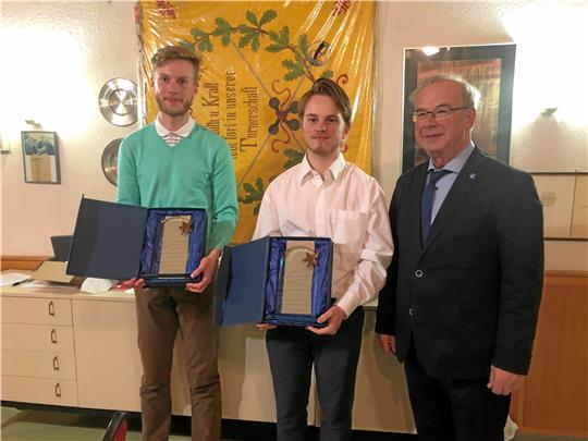 Die Orientierungsläufer des MTK Bad Harzburg mit Matti Bruns und Tom Buchholz (v. li.) werden Mannschaft des Jahres. KSB-Vize Dr. Johann Alberts gratuliert. Foto: Privat