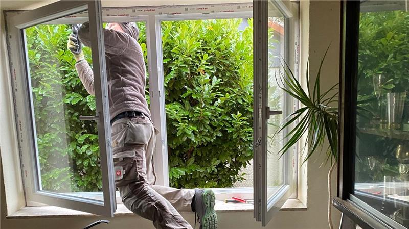 Die Originalfenster aus den 1970er-Jahren im Klubheim des VfR Langelsheim haben ausgedient. Dank des EM-Klimafonds können Fenster der neuen Generation verbaut werden.