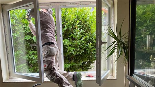 Die Originalfenster aus den 1970er-Jahren im Klubheim des VfR Langelsheim haben ausgedient. Dank des EM-Klimafonds können Fenster der neuen Generation verbaut werden.