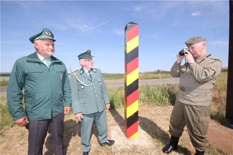 Wie Abbenröder Goslars Geschichte aufmischen Die Originaluniformen haben die Mitglieder des Abbenröder Grenzerkreises in ihrer „Kleiderkammer“ schon herausgesucht. An der Replik einer DDR-Grenzsäule darf jetzt auch gelacht werden – geblieben ist aber das Fotografieren der jeweils anderen Seite. Fotos: Gereke