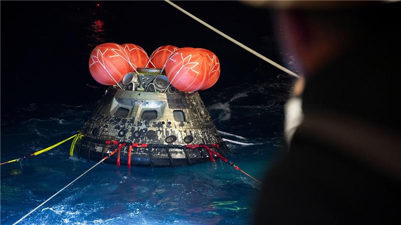 Die Orion-Raumkapsel wird vor der Küste Kaliforniens geborgen.