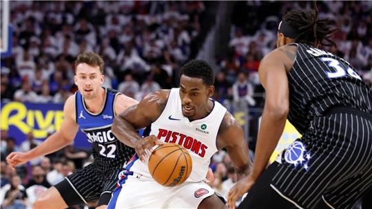 Die Orlando Magic um Franz Wagner (l) mussten den Ausgleich in der Playoff-Serie gegen Detroit hinnehmen.
