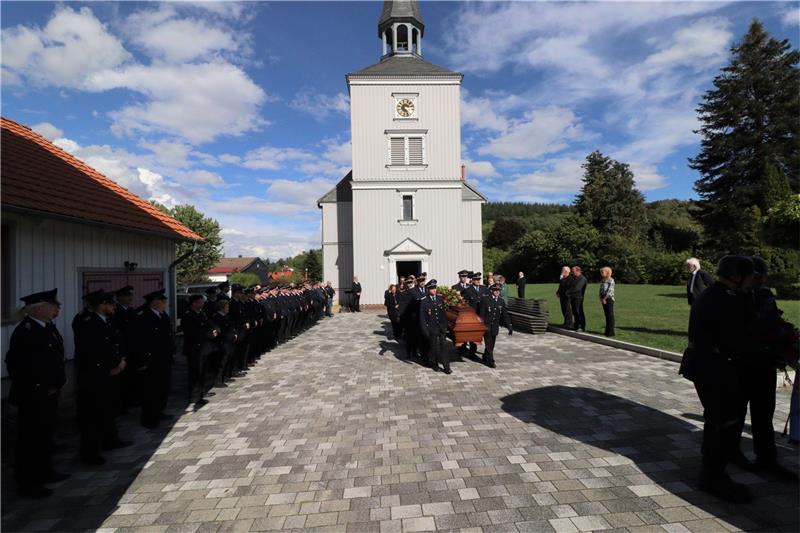 Die Ortsbrandmeister der Langelsheimer Ortschaften tragen den Sarg mit Erich Heine und geben ihm das letzte Geleit.  Fotos: Neddermeier