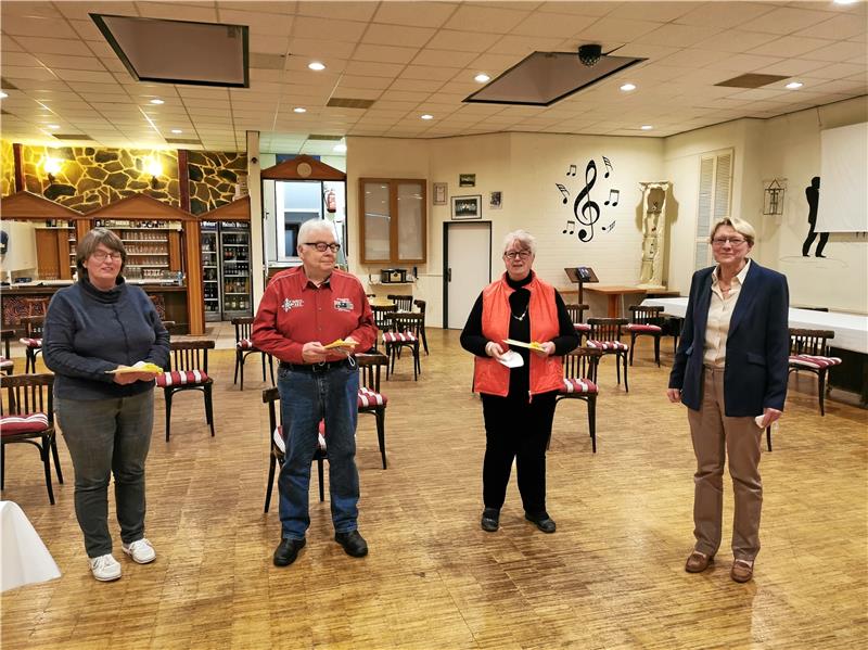 Ortsrat will Schulweg sicherer machen Die Ortsbürgermeisterin Barbara Eberhardt (rechts) verabschiedet im Ortsrat Anna von Beöczy, Harry Krause und Beate Lehmann (v. li.), da sie aus dem Gremium ausscheiden. Foto: Privat