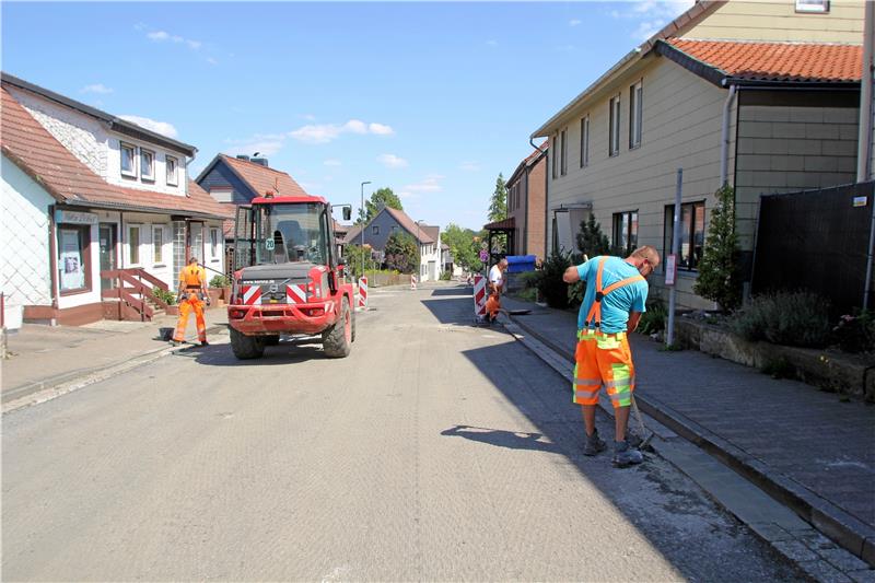 Die Ortsdurchfahrt in Westerode ist gesperrt. Die oberste Schicht der Fahrbahn wird erneuert.  Fotos: Fricke