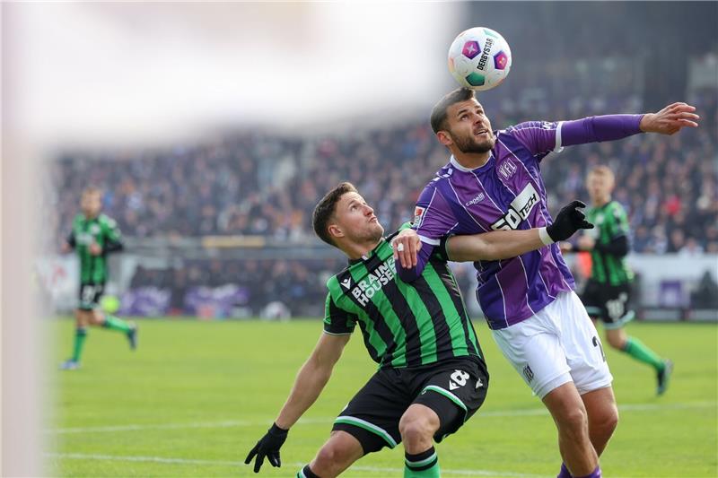 Die Osnabrücker um Dave Gnaase (r) setzten sich gegen Hannover 96 durch.