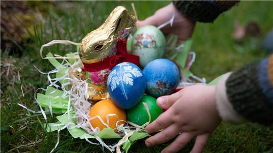 Die Ostereiersuche im Freien könnte am Wochenende ungemütlich werden. (Archivbild)