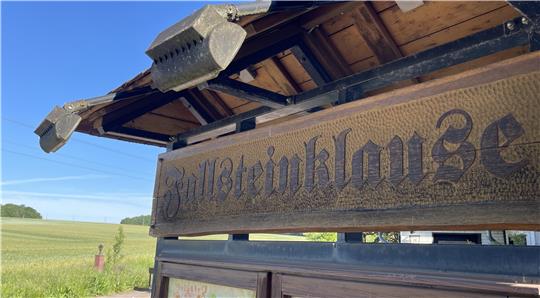 Schild mit der Aufschrift "Fallsteinklause".