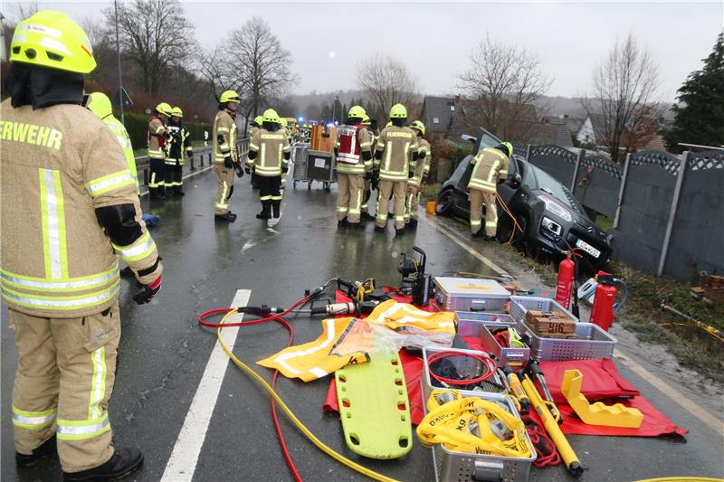 Die Othfresener Feuerwehr befreit den eingeklemmten Fahrer des Citroens. Foto: Leifeld