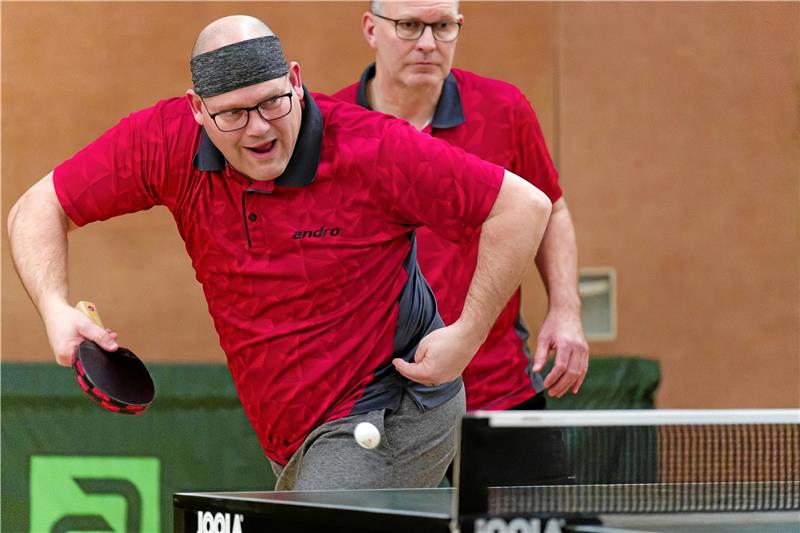 Othfresen spielt gegen Oker locker auf Die Othfresener Stephan Fellmann und Rico Weimann (hinten) gewinnen in der Summe drei Einzel und ihr gemeinsames Doppel gegen den VfL Oker II. Foto: Drechsler