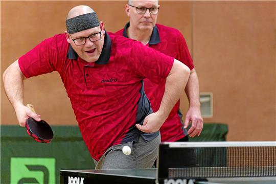 Die Othfresener Stephan Fellmann und Rico Weimann (hinten) gewinnen in der Summe drei Einzel und ihr gemeinsames Doppel gegen den VfL Oker II. Foto: Drechsler