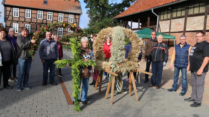 Die Othfresener freuen sich über eine neue Erntekrone. Viele Helfer packten am frühen Sonntagvormittag an, um ein schönes Erntedankfest auf dem Pfarrhof vorzubreiten