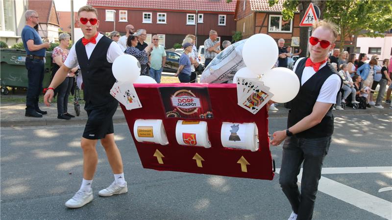 Dorffestwagen rollen mit GenZ, Zaubertrank und KI zum Sieg Die Othfresener präsentierten viele Lösungen für mögliche Probleme.