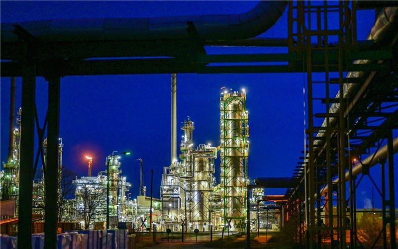 Bund: Ölversorgung auch nach Embargo gesichert Die PCK-Erdölraffinerie im ostdeutschen Schwedt verarbeitet nach eigenen Angaben jährlich 12 Millionen Tonnen Rohöl und gehört damit zu den größten Verarbeitungsstandorten in Deutschland.