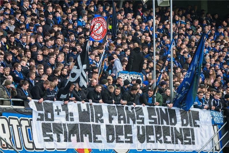 Paderborn-Mitglieder gegen Investoren-Einstieg bei DFL Die Paderborner Fans sind gegen einen Einstieg eines Investors bei der DFL.