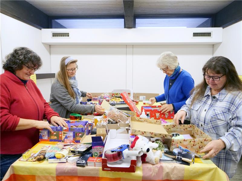 In Clausthal-Zellerfeld werden wieder Päckchen gepackt Die Päckchen, die in der Sammelstelle ankommen, werden von den Ehrenamtlichen (v.l.) Kristin Dannenberg, Barbara Ellendorff, Ursel Schimkus und Cordula Kuhfuss geprüft. Denn die Kartons sollen ja ausgewogen gefüllt sein. Foto: Potthast
