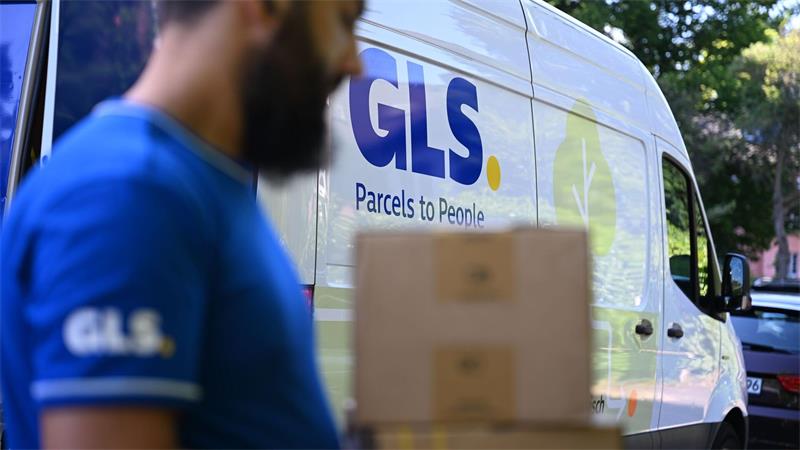DHL will für schwere Pakete branchenweit Zustellung zu zweit Die Pakete, die der GLS-Paketbote gerade trägt, sind nicht sehr schwer - andere Sendungen auf seinen Touren dürften schwerer sein.