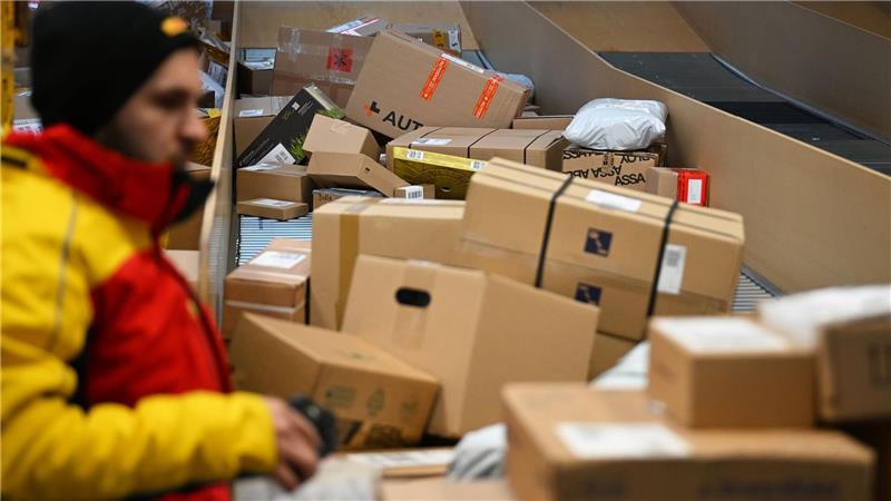 Der Portoerhöhung sei Dank: Post-Geschäft zieht an Die Paketmenge steigt deutlich, dementsprechend viel Arbeit haben Paketboten.