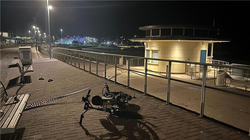 Die Panik der letzten Stunden hat Spuren hinterlassen - in der Eile zurückgelassene Flipflops liegen neben umgestürzten Fahrrädern.