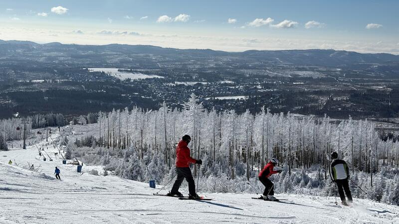 Ein traumhafter Wintersporttag auf dem Wurmberg Die Panoramaabfahrt auf dem Wumberg wird ihrem Namen am Montag gerecht: Die Ski- und Snowboardfahrer genießen eine tolle Aussicht auf Braunlage.