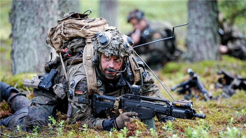 Gefechtsübung in Litauen: „Im Krieg wäre ich jetzt tot“ Die Panzergrenadiere arbeiten sich vor.