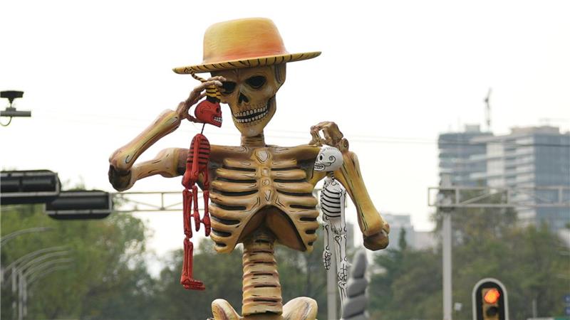 Die Parade ist einem Umzug nachempfunden, der im James-Bond-Film „Spectre“ von 2015 zu sehen war.